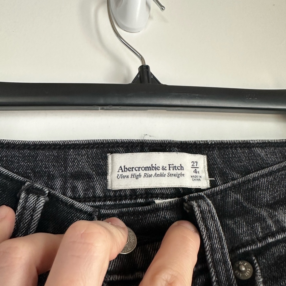 Abercrombie and Fitch Highrise Ankle Straight Jeans - Picture 3 of 6